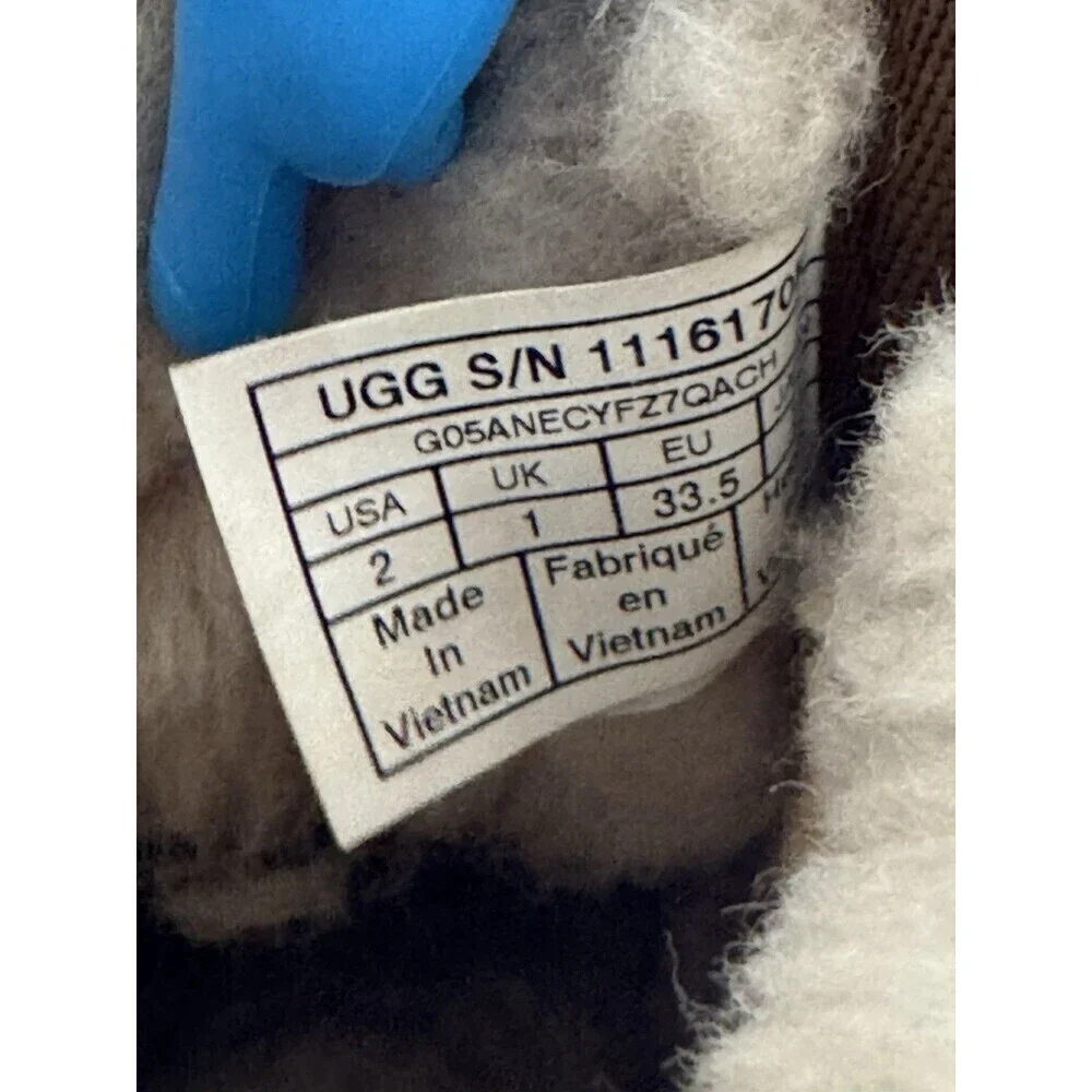 UGG Neumel Chukka Boots Graphic Stitch Logo Suede Look Chestnut Brown Size 2-FM5